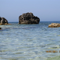 Каменный пляж Джангуля, вода прозрачная, но холодная, вход в воду большие камни.