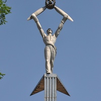 Памятник АВИАТОРУ