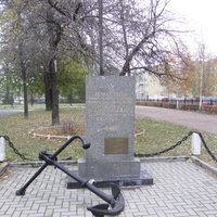 Памятник во дворе школы