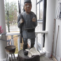 деревянная скульптура около музея ветеранов