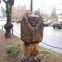 деревянная скульптура около музея ветеранов