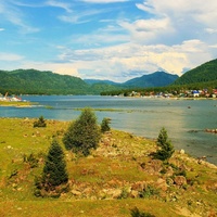 Сёла Артыбаш (слева) и Иогач (справа). Телецкое озеро. Алтай.
