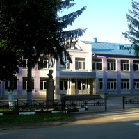 Здание школы в селе Ломово