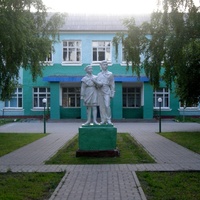 Здание школы в селе Новая Слободка