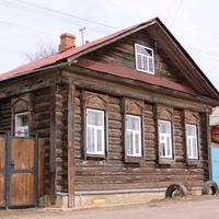 Старый дом на Садовой улице, наличники с солнечной символикой