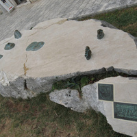 Памятник отдыхающему на пляже в Макарске