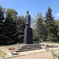 Каменоломни. Памятник Ленину в сквере.