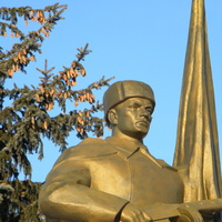 Памятник на братской могиле 353 советских воинов
