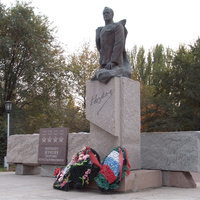 Памятник маршалу Советского Союза Г. К. Жукову на носящем его имя проспекте.