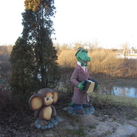 Современная скульптура "Крокодил Гена и Чебурашка"