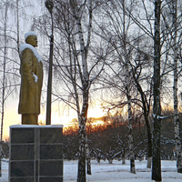 Памятник В.И.Ленину в поселке Майский