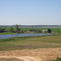 Озеро в деревне,в дали виден Сынковичский церковь крепость.