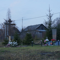 Памятный крест и памятник в Хонятино