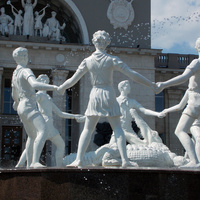 Восстановленный исторический фонтан «Бармалей» на Привокзальной площади.