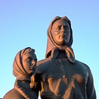 Памятник матери и вдове солдата на окраине села Бобровы Дворы