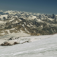 Эльбрус, высота 4600 м. Вид в западном направлении на Главный кавказский хребет. июль 2015 г.