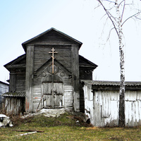 Деревянная заброшенная церковь в селе Пороз