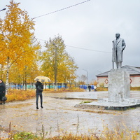 Памятник Ленину возле школы № 1
