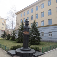 Памятник первому ректору Донбасского университета