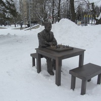 Памятник шахматисту Паулю Кересу