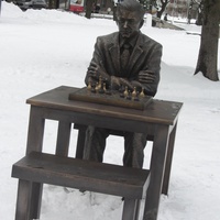 Памятник шахматисту Паулю Кересу, другой ракурс