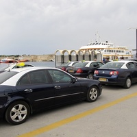 Одноимённая столица Родоса, стоянка такси в порту Мандраки