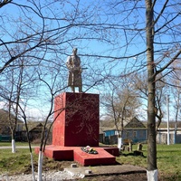 Братская могила 13 советских воинов