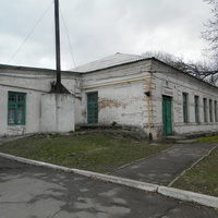 Верхнеднепровск.2 апреля 2016 года.Улица Дедышко.Бывшая школа.Сейчас-часть помещения-столовая.