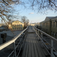 Переходной мост над территорией тепловозоремонтного завода с ул.Краснозаводской к железнодорожному вокзалу.