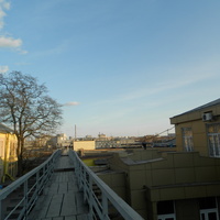 Переходной мост над территорией тепловозоремонтного завода с ул.Краснозаводской к железнодорожному вокзалу.Заводское здание.