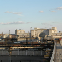 Переходной мост над территорией тепловозоремонтного завода с ул.Краснозаводской к железнодорожному вокзалу.Вид на вокзал.