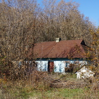 Заброшенная хатка около стадиона.