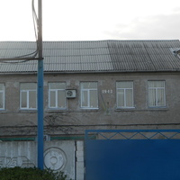 Синельниково.Восточная сторона.12 апреля 2016 года.Здание  завода по ремонту железнодорожной техники.На стене дата: 1943.