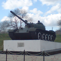 памятник легендарному танкисту Лавриненко
