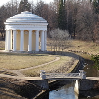 Вид на "Храм Дружбы" и Чугунный мост