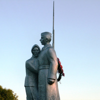 Памятник на братской могиле  64 советских воинов