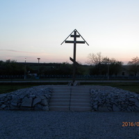 Поклонный Крест в центре села.