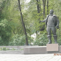 Памятник Валерию Чкалову в парке им. Лазаря Глобы.