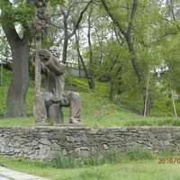 Парк им. Лазаря Глобы.Скульптура Лазаря Глобы,высаживающего парк.