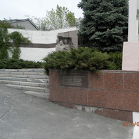Памятник медикам-подпольщикам у въезда в больницу имени Мечникова.