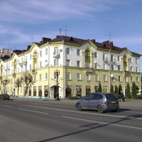 Здание на площади