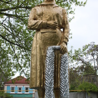 Крюково. Памятник погибшим воинам в центре села.