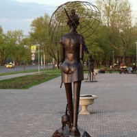 Железная скульптура Дама с собачкой на Нагатинской набережной