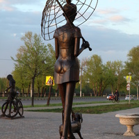 Железная скульптура Дама с собачкой
