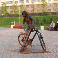 Железная скульптура Велосипедистки