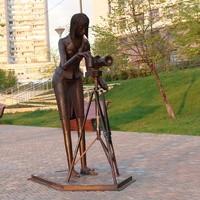 Железная скульптура Дама фотограф
