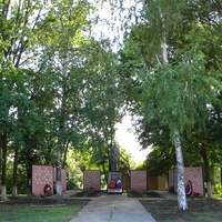 Братская могила 20 советских воинов, погибших в боях с фашистскими захватчиками. Памятник истории 1943 года