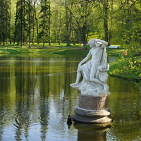 Скульптура в Меньшиковском парке.