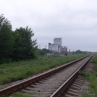Губиниха.1 июня 2016 года.Железнодорожная линия Мерефа-Херсон.Кратчайший путь от харьковских заводов в порт Херсон.В середине кадра-комбикормовый завод.