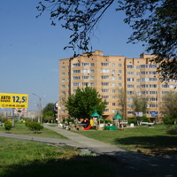 На улице Комаровой.